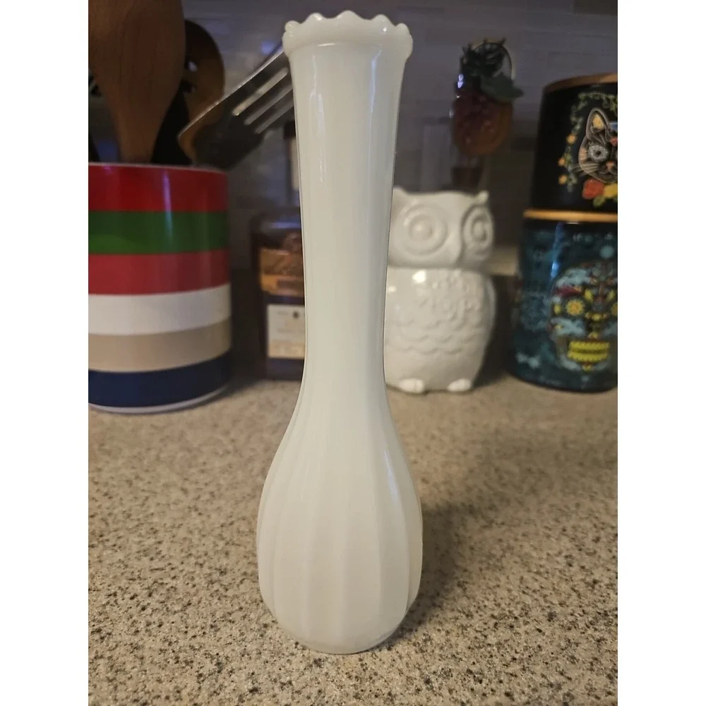 Set‎ Of 2 Vintage White Milk Glass Vases